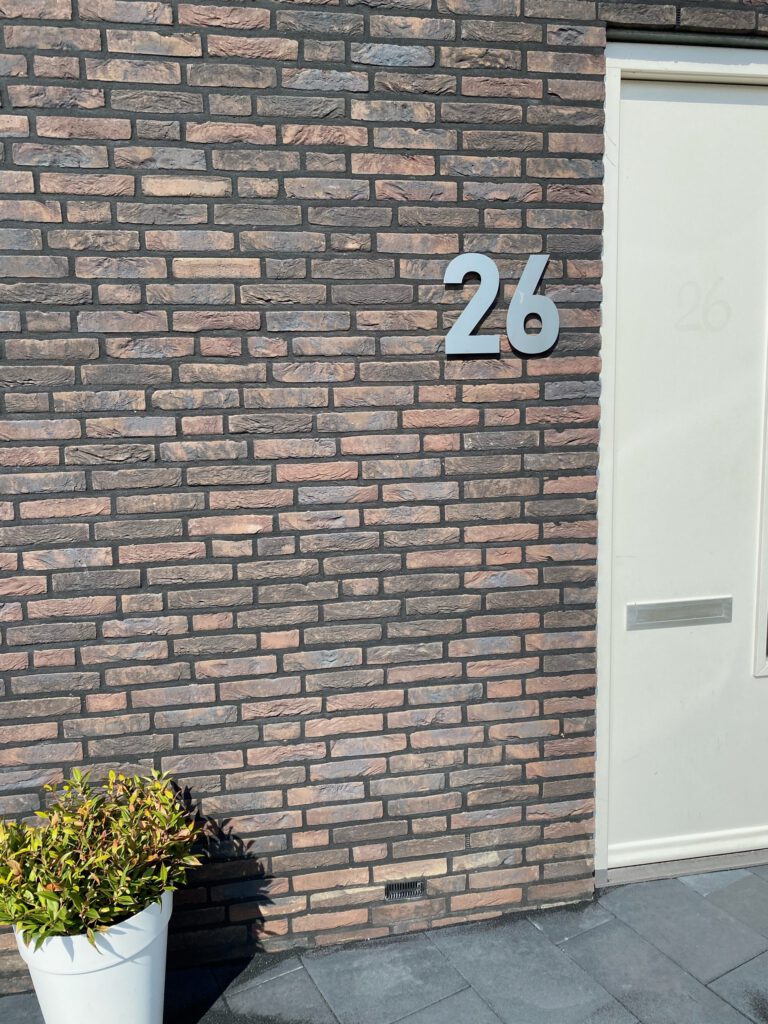 Edelstahl Hausnummern 26 - Bahnschrift