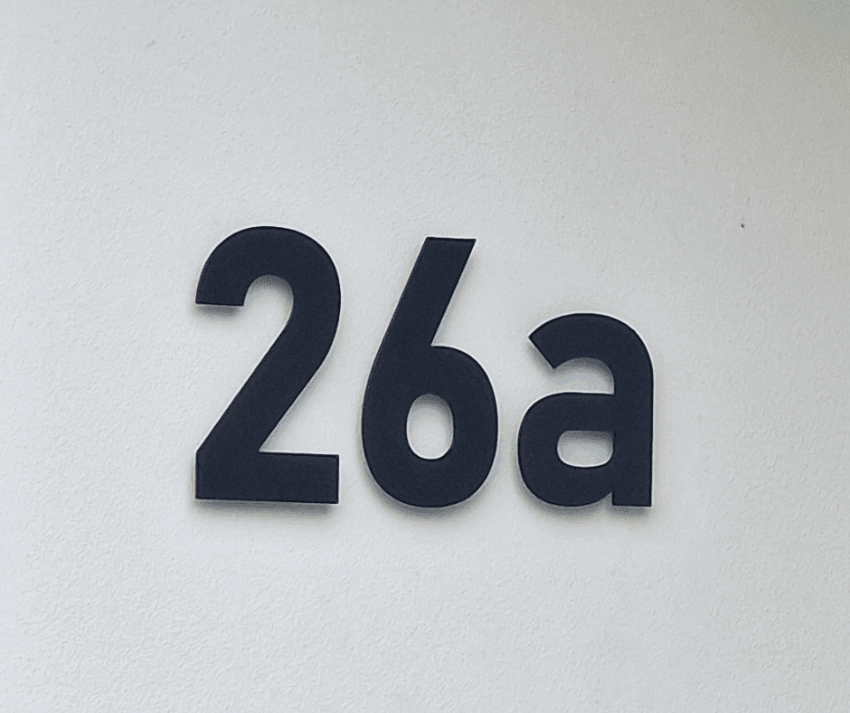 Huisnummer 26a - Lettertype Bahnschrift Bold - 15 cm hoog - RAL 7021 mat dichtbij-2