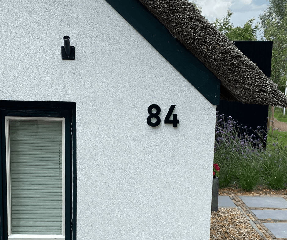 Huisnummer 84 - Bahnschrift Bold - 15 cm hoog - RAL 9005 mat