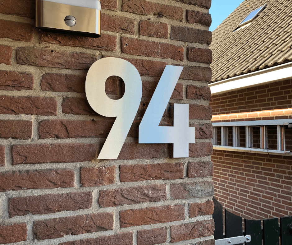RVS huisnummer 94 - Lettertype Bahnschfrift - Hoogte 25 cm
