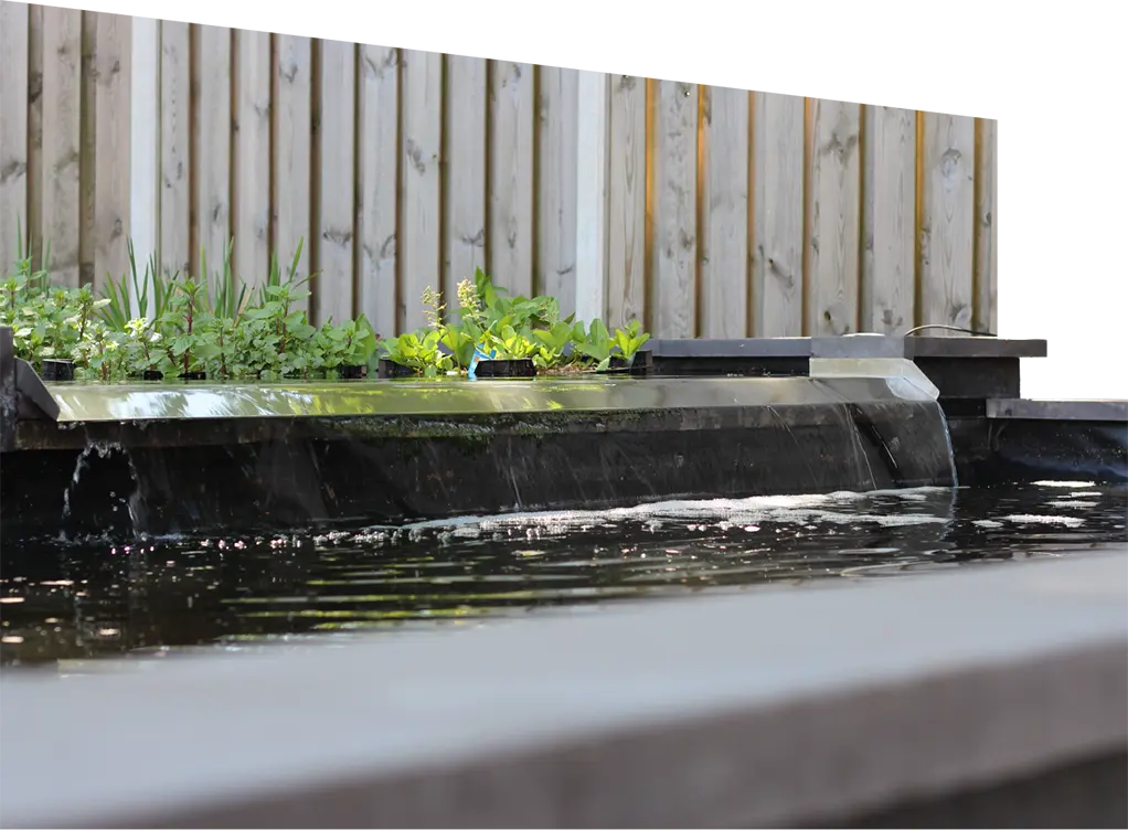 Maßgefertigtes Edelstahl Überlauf-Element mit erhöhten Rändern zur Wasserführung in Teichanlagen