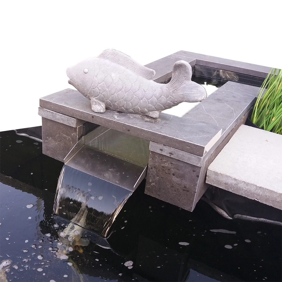 Edelstahl Überlaufwasserfall mit dekorativer Steinfigur, installiert an einem Gartenteich, mit klarem Wasserfluss ins Becken.