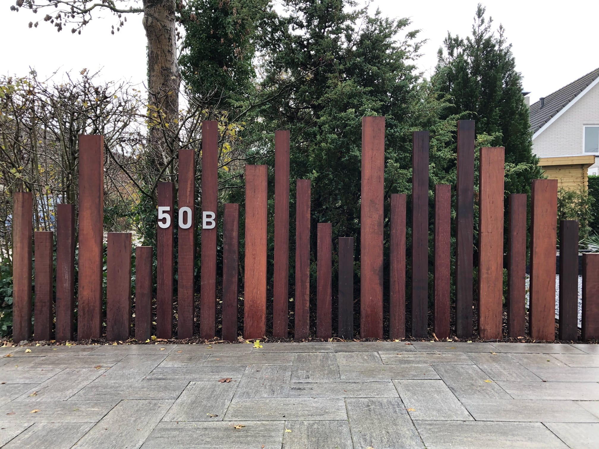 RVS huisnummer 50 B - Lettertype Bahnschrift - Hoogte 15 en 9 cm.