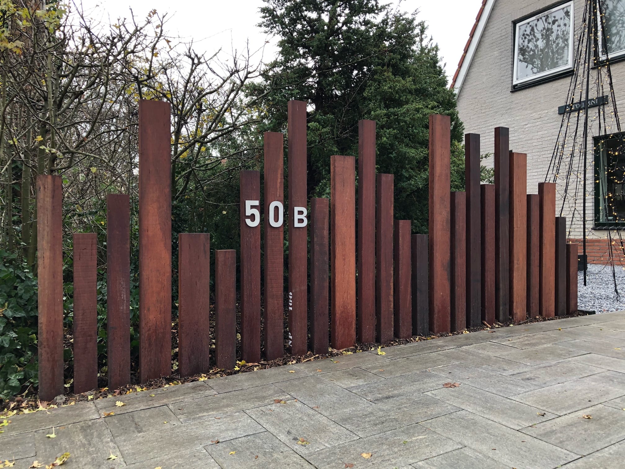 RVS huisnummer 50 B - Lettertype Bahnschrift - Hoogte 15 en 9 cm.