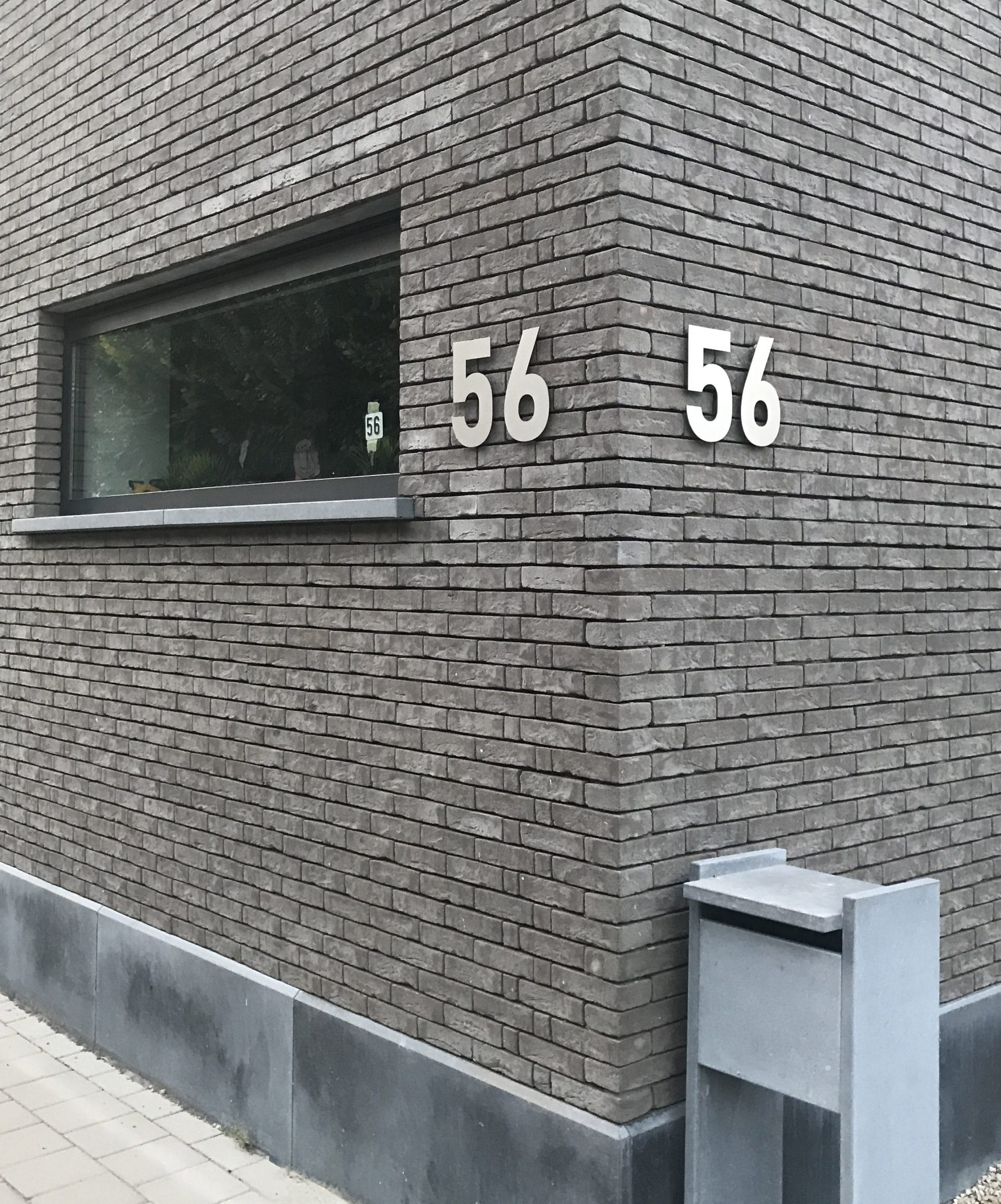 RVS huisnummer 56 - Lettertype Bahnschrift - Hoogte 25 cm.