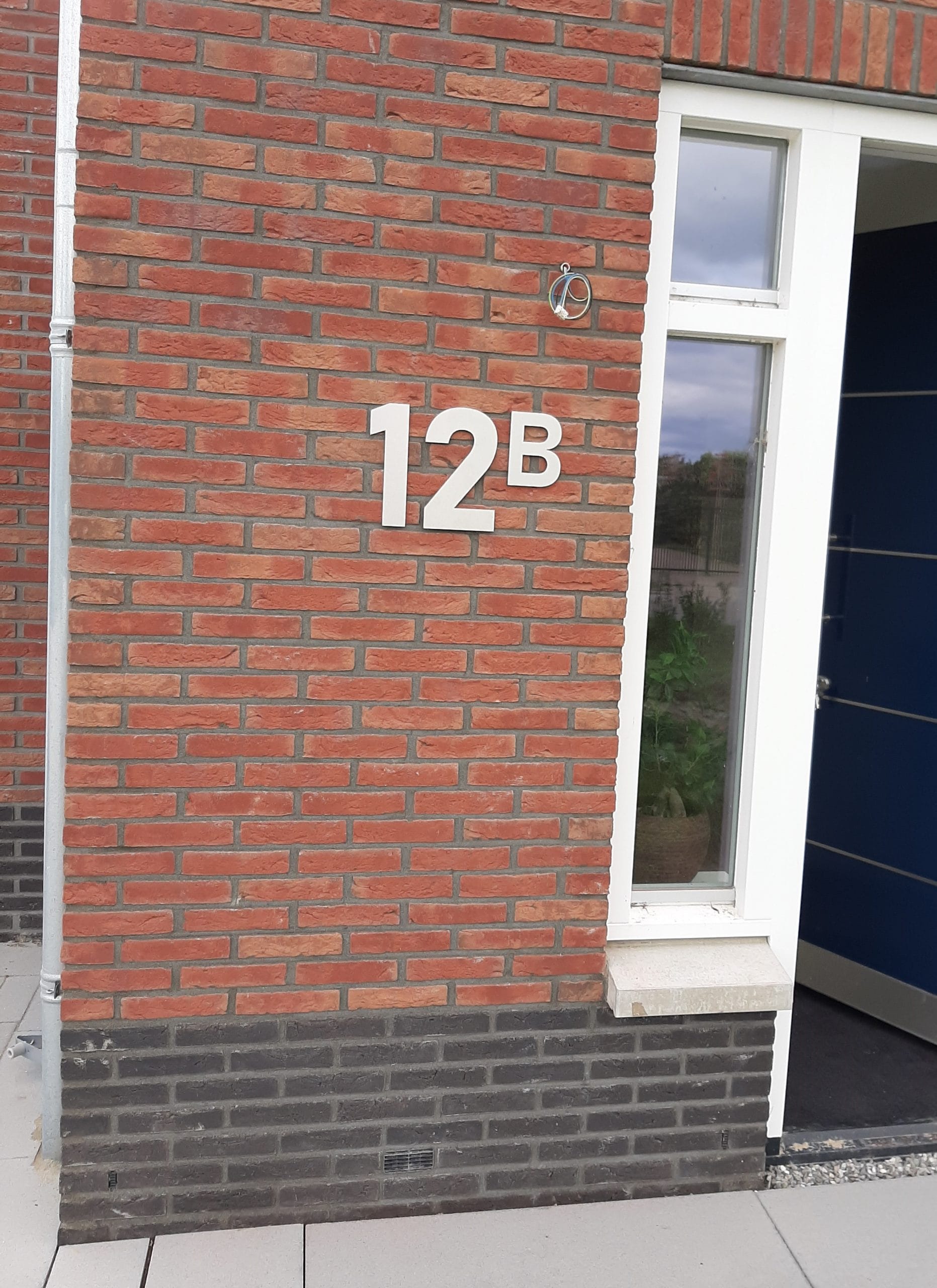 RVS huisnummer 68 - Lettertype Bahnschrift - Hoogte 25 en 15 cm