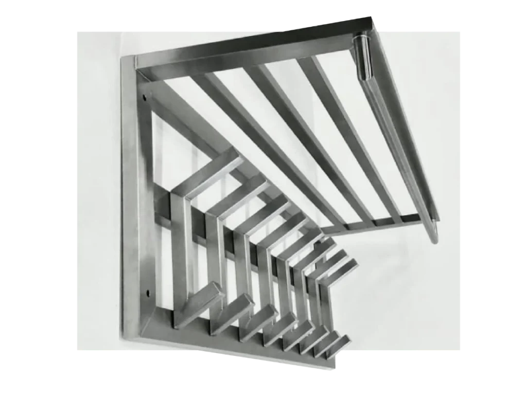 Maßgefertigte Edelstahl-Garderobe mit RAL-Farboption und Hutablage