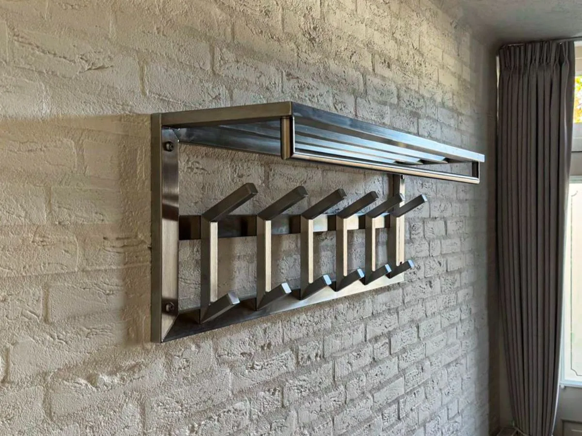 Edelstahl-Garderobe mit Haken, Stange und Hutablage – Wandmontage auf Backstein