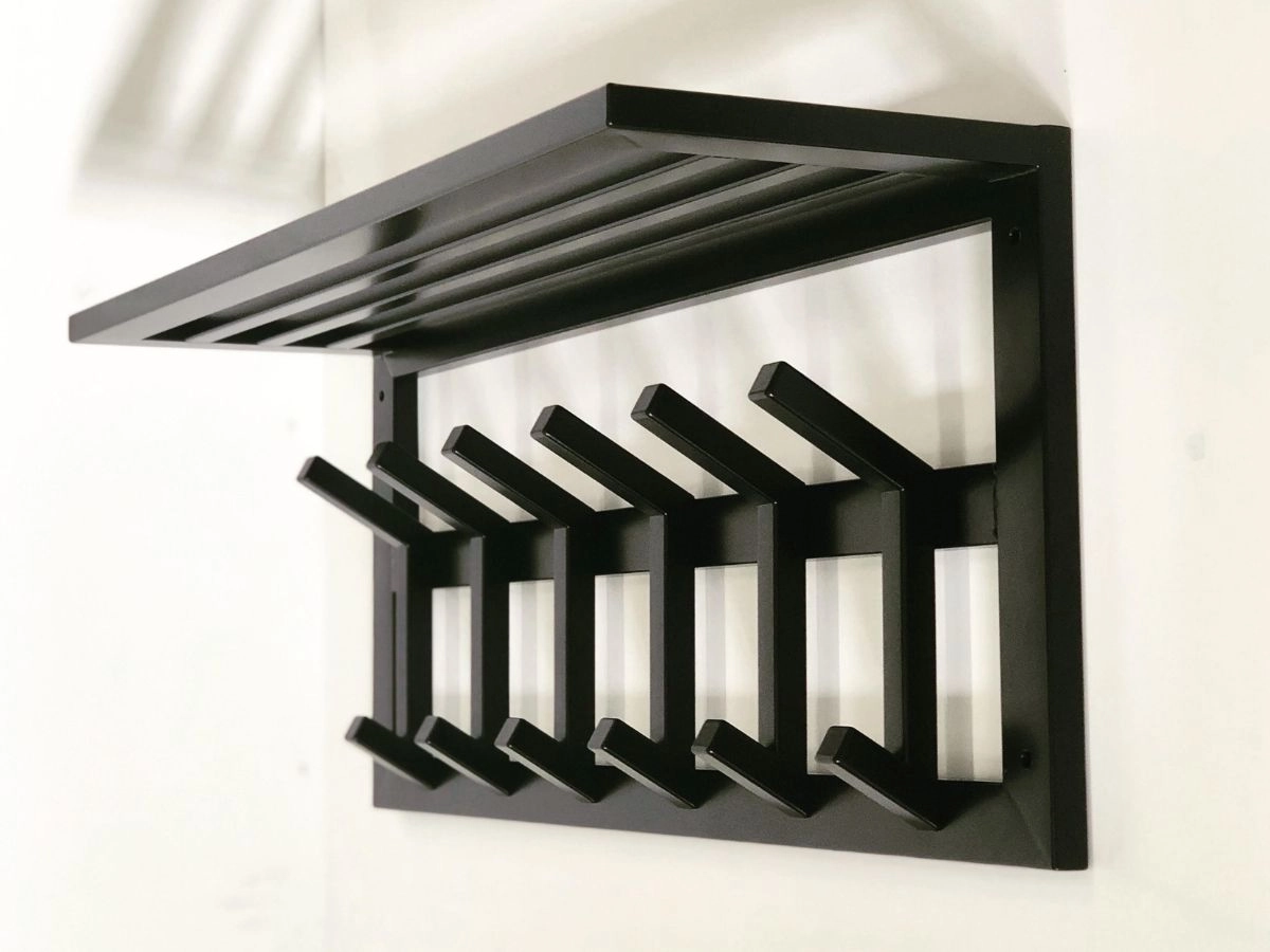 Mattschwarze Edelstahl-Garderobe mit Hutablage – pulverbeschichtet nach Kundenwunsch.