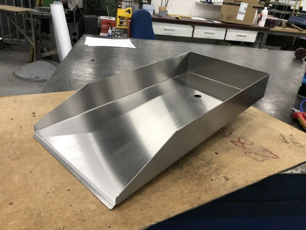 Maßgefertigter Bachlauf-Wasserfall aus Edelstahl, gefertigt in der Werkstatt mit präziser Verarbeitung