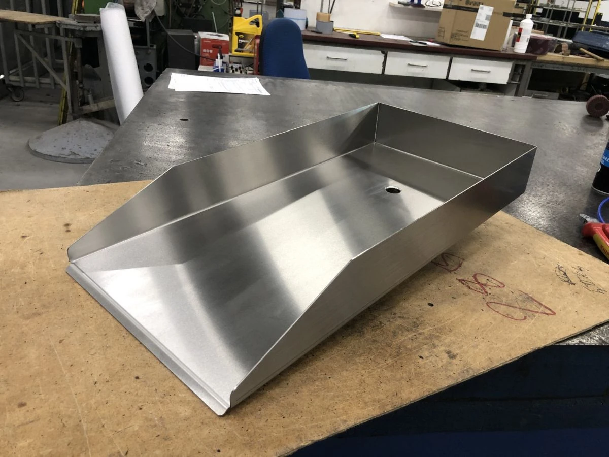 Maßgefertigter Bachlauf-Wasserfall aus Edelstahl, gefertigt in der Werkstatt mit präziser Verarbeitung