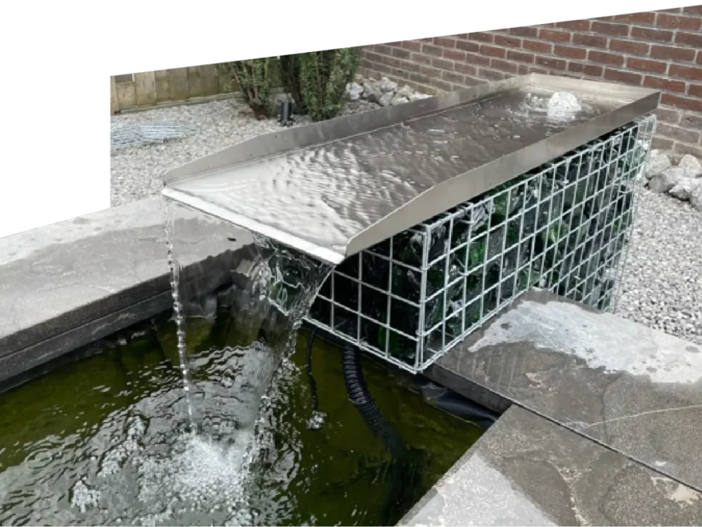 Maßgefertigter Edelstahl Bachlauf-Wasserfall mit breitem Wasserfilm, eingebaut in eine Natursteinmauer am Teichrand
