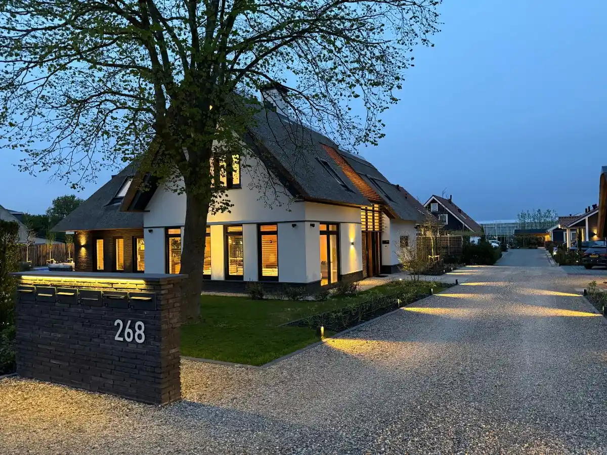 Edelstahl Hausnummer 268 auf gemauertem Pfeiler mit Beleuchtung – elegante Abendansicht