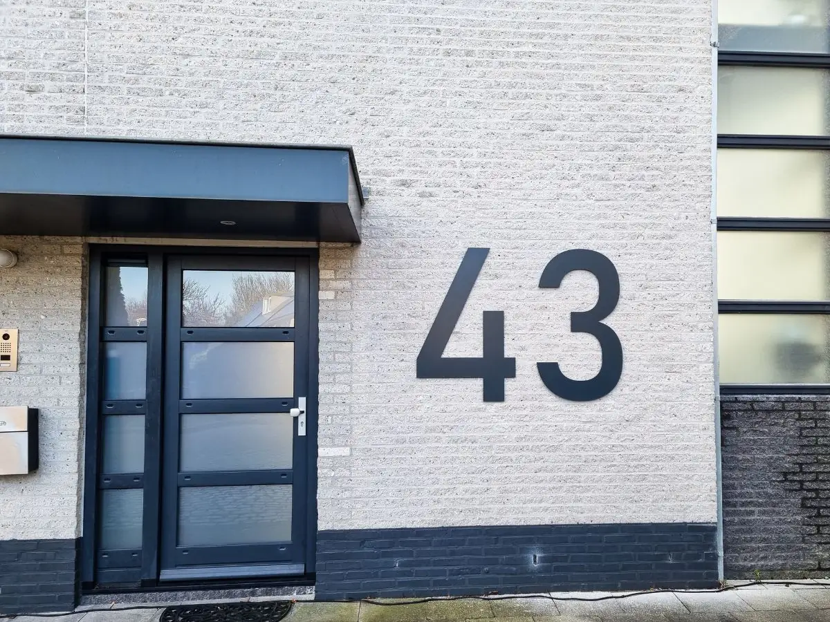 XXL Edelstahl Hausnummer 43 auf heller Fassade – modernes Design in Bahnschrift