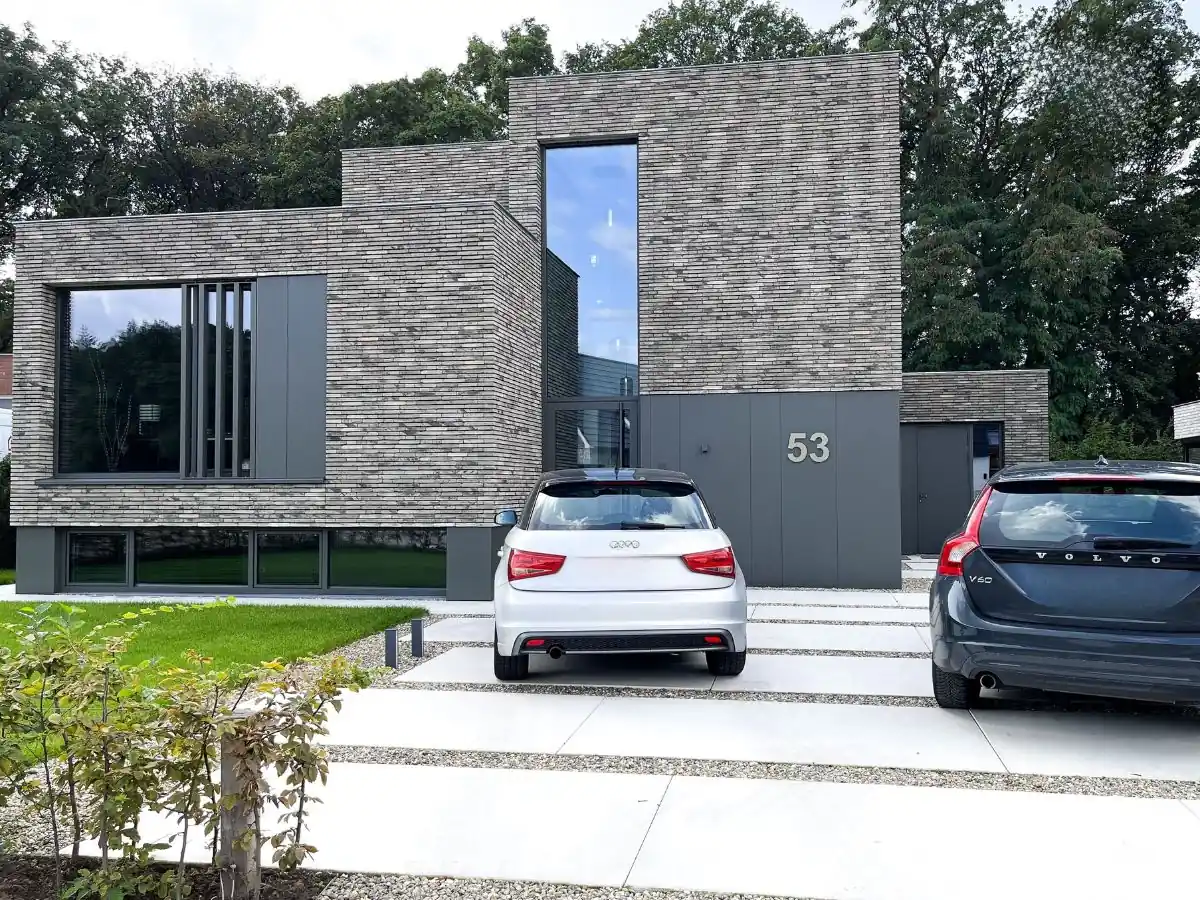 Edelstahl Hausnummer 53 in Arial Bold mit matter Pulverbeschichtung – modernes Erscheinungsbild