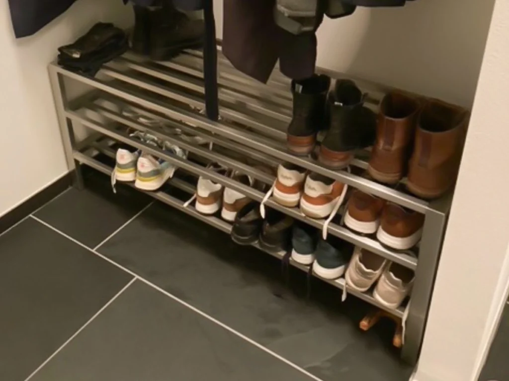 Großes gebürstetes Edelstahl-Schuhregal mit drei Etagen, voll bestückt mit Kinderschuhen und Stiefeln