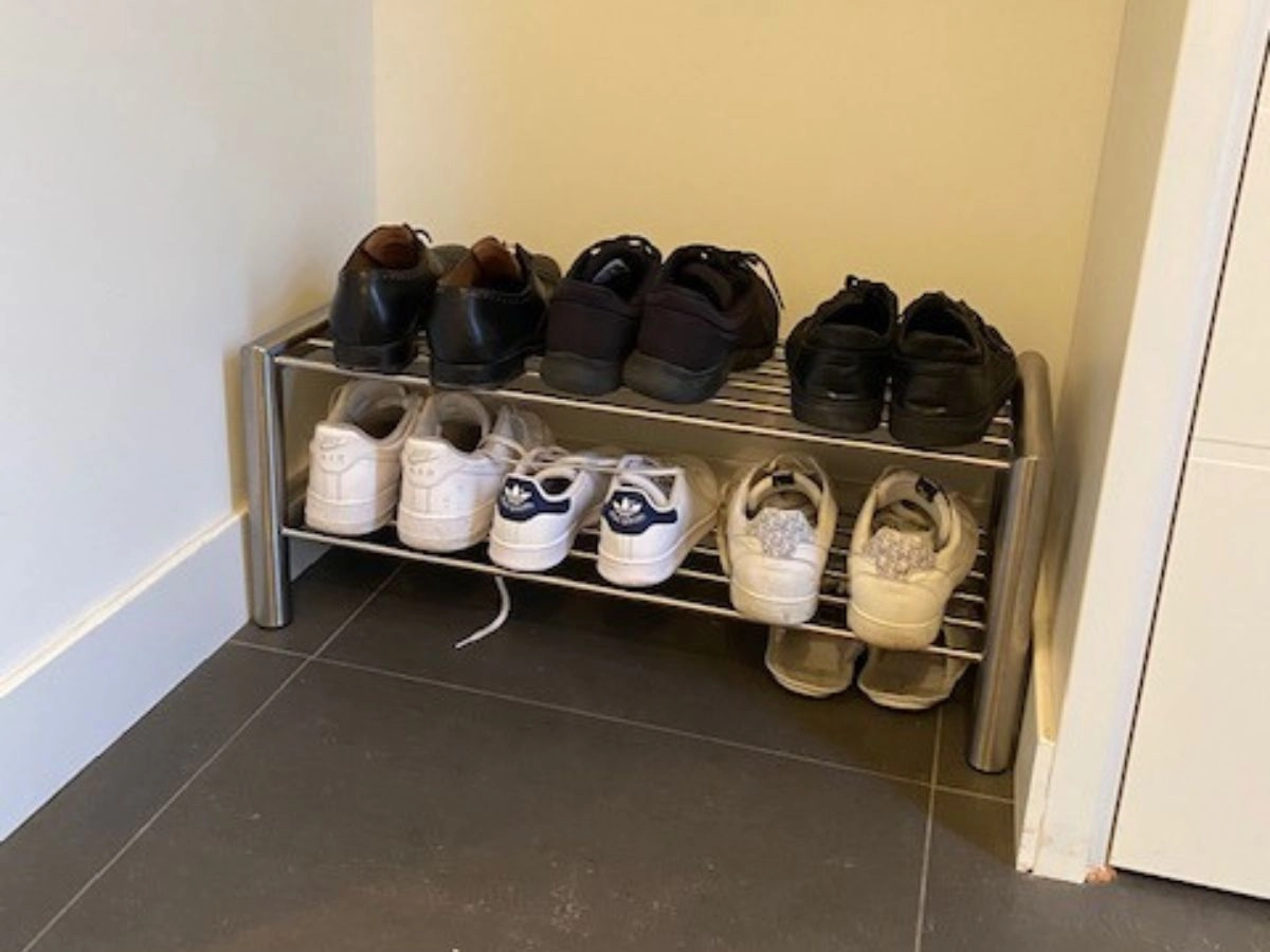 Edelstahl-Schuhregal mit Rundprofil und zwei Etagen