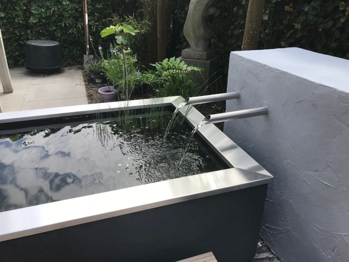 Kundenprojekt – Gerader Edelstahl-Wasserauslauf im Gartenteich