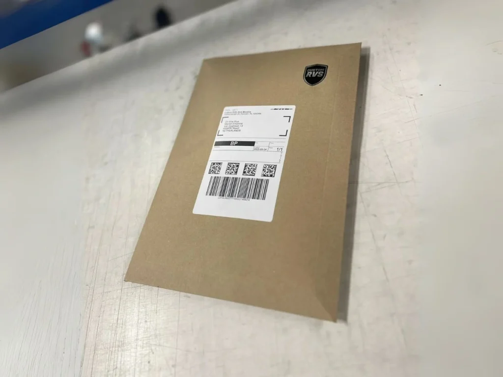 Stabiler Kartonumschlag mit Versandetikett von Custom RVS für kleine Produkte